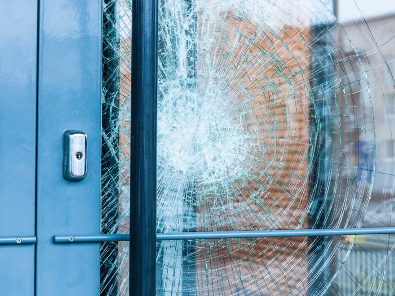 Vitre brisée nécessitant un dépannage urgent à Auderghem — Intervention DF PRO