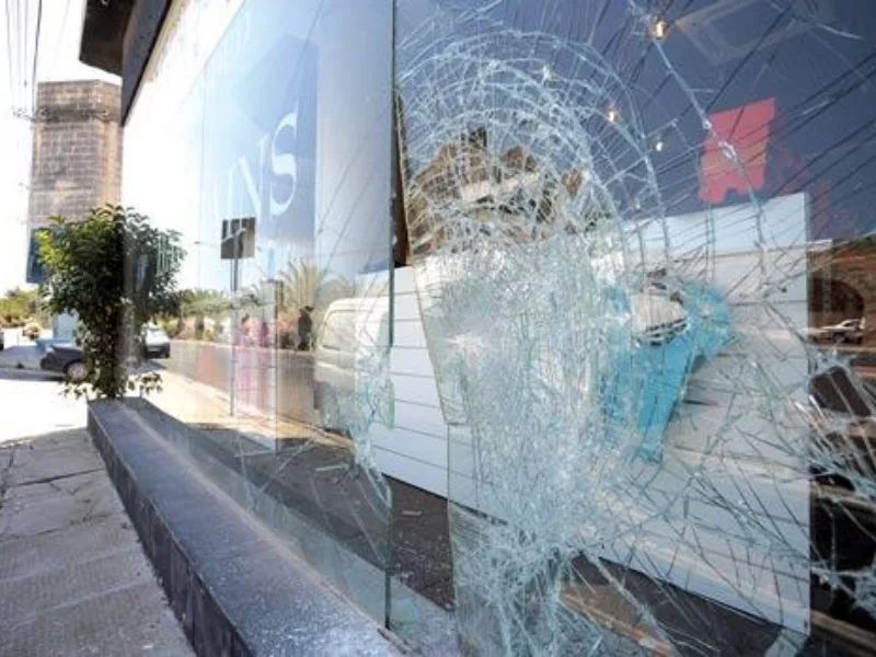 Vitrine de commerce moderne à Auderghem — DF PRO