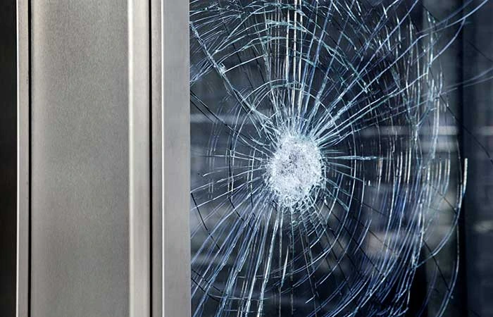 Vitre-brisee-ou-fenetre-cassee