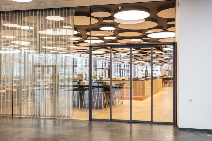 Technicien certifié du réseau vitrier Waremme assurant l'étanchéité parfaite d'un nouveau vitrage isolant à Bruges.