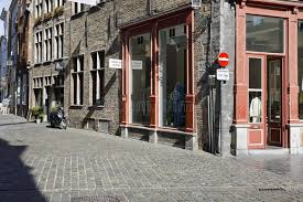 Technicien spécialisé du réseau vitrier Waremme effectuant une pose de vitrage isolant Ug 1.1 sur un chantier à Bruges.