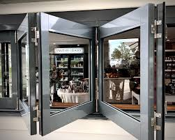 Ajustement millimétré des appuis de fenêtre et joints d'étanchéité lors d'un dépannage vitrier Bruges professionnel.